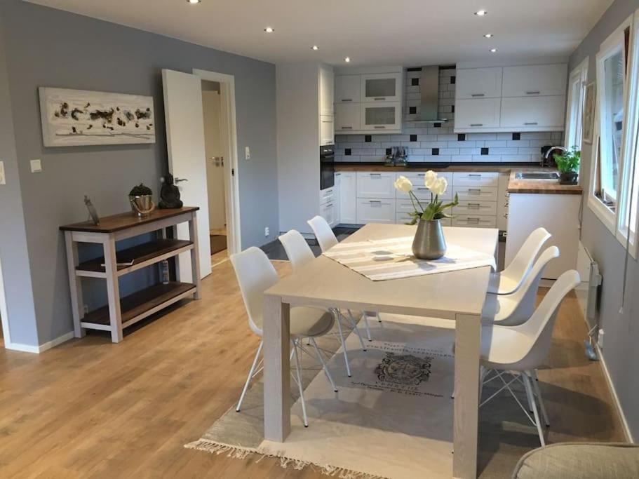 Platinum House - Centrally Located With Facilities Feriehus
